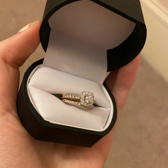 Beautiful engagement and wedding rings!!! 💎 - Picture 2 of 7